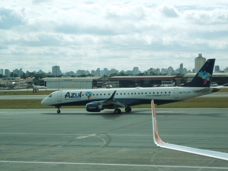 サンパウロ空港にてアズール航空の機材