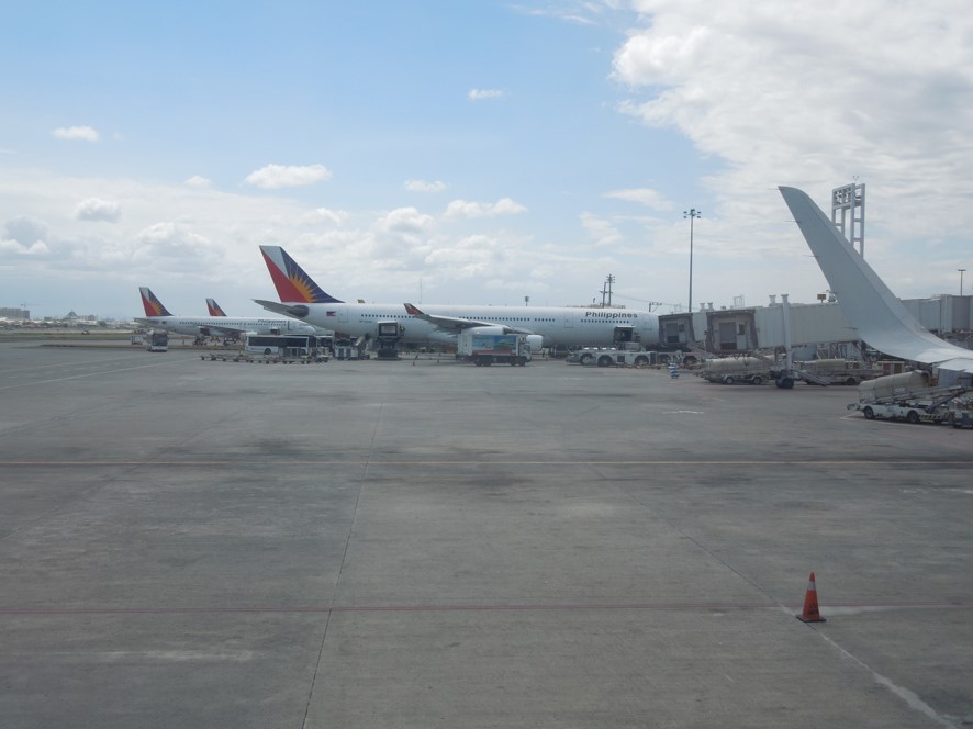 マニラ空港にてフィリピン航空の機材