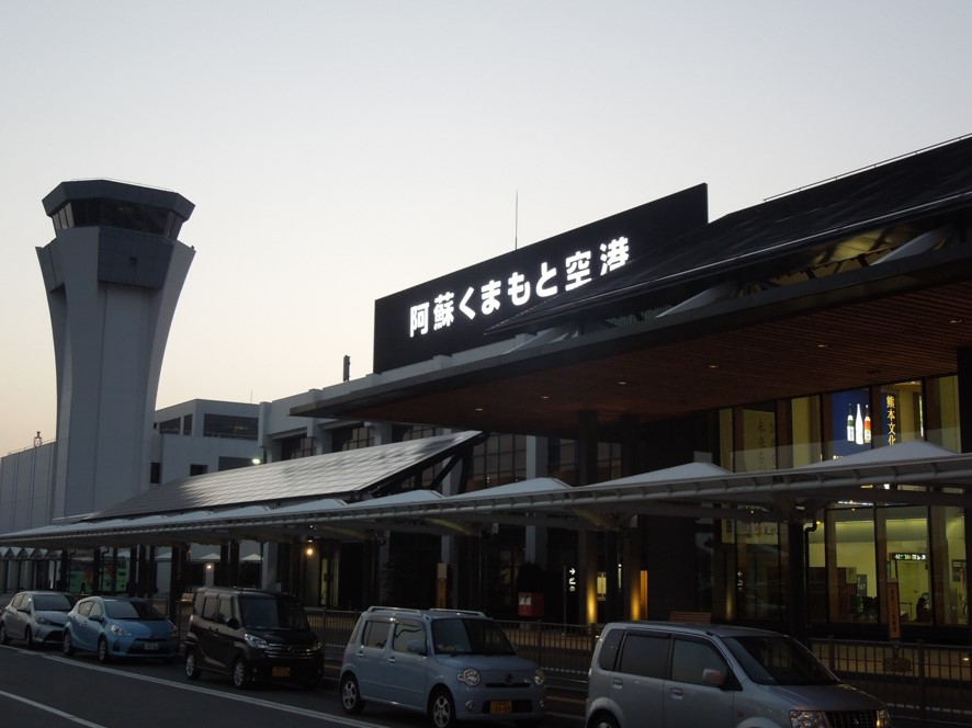 熊本空港と管制タワー