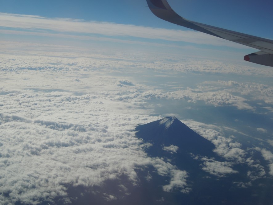 富士山の北側を通過する飛行機