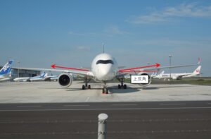 飛行機の翼の秘密!上反角効果について分かりやすく解説!|不器用に生きよう!