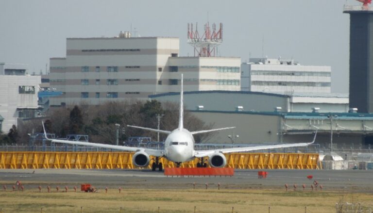 飛行機の翼の秘密!上反角効果について分かりやすく解説!|不器用に生きよう!
