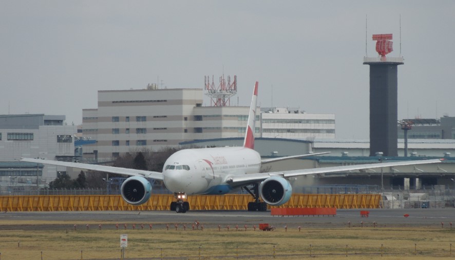 飛行機の翼の秘密!上反角効果について分かりやすく解説!|不器用に生きよう!