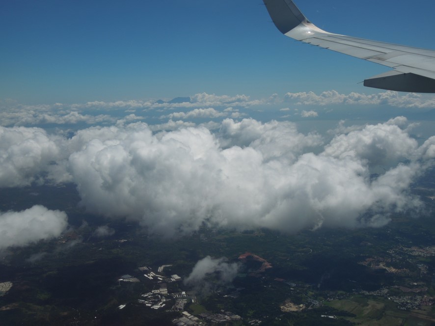 飛行機から見た雲の様子の画像
