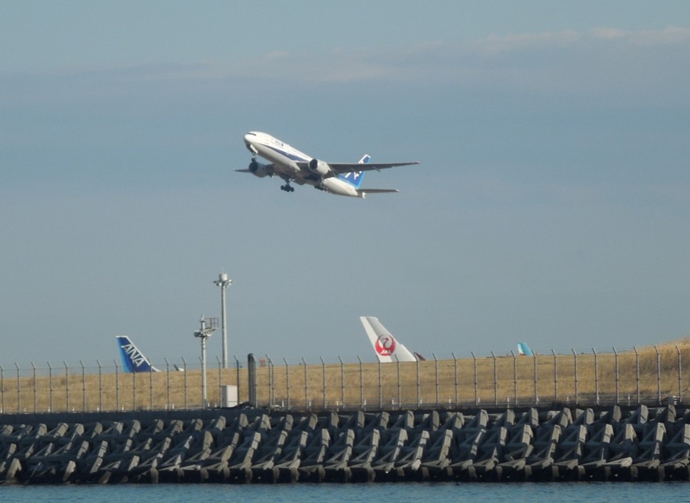 京浜島から見たC滑走路からの離陸機①